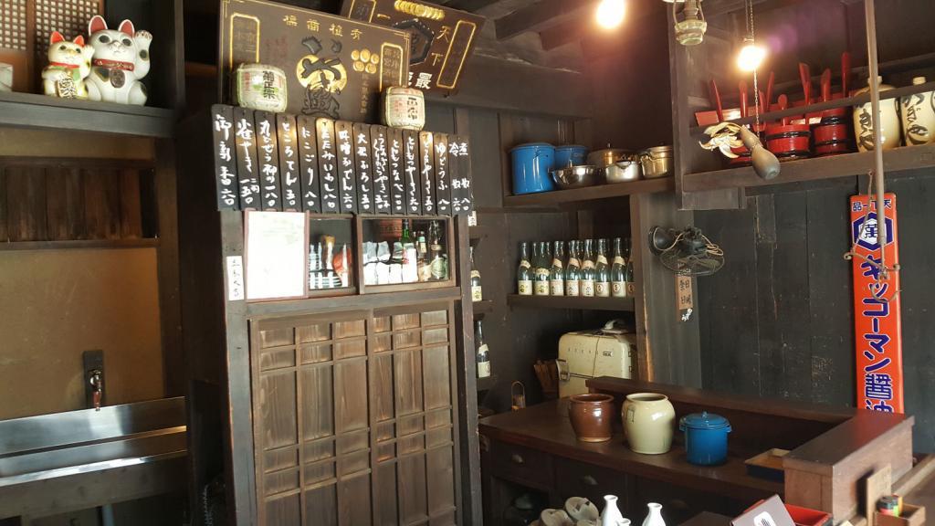 Innenraum einer traditionellen japanische Bar (Izakaya "Kagiya")