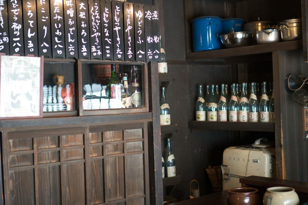 Innenraum einer traditionellen japanische Bar (Izakaya "Kagiya")