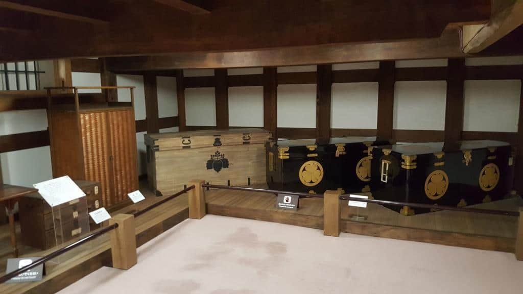 Alte, traditionelle japanische Truhen in der Mitsui Residenz.