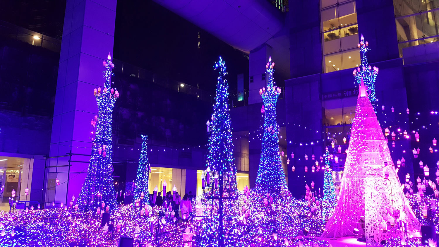 Illumination vor dem Caretta Shiodome Einkaufszentrum.