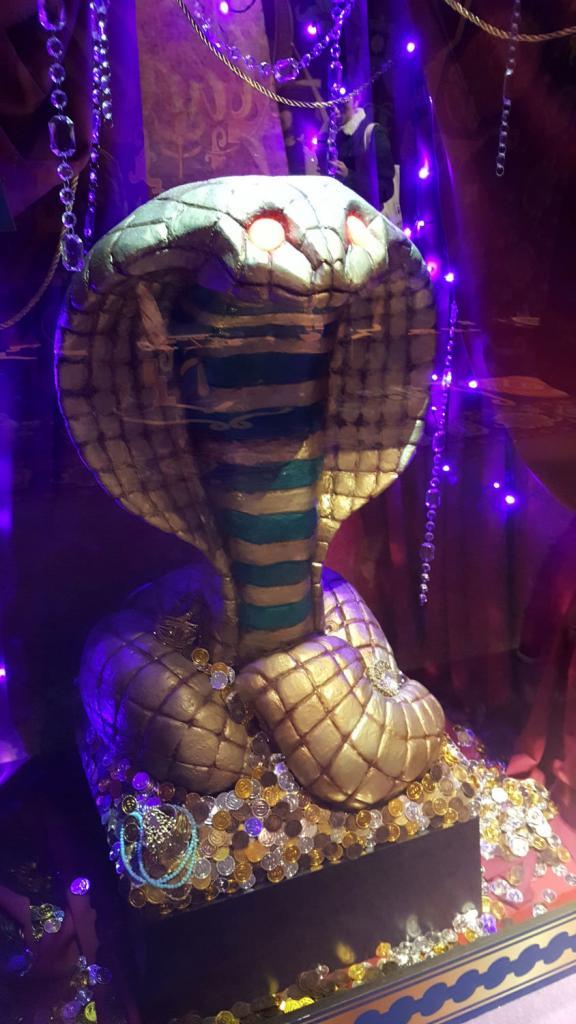 Schlangen-Statue aus dem Film Aladin im Caretta Shiodome.