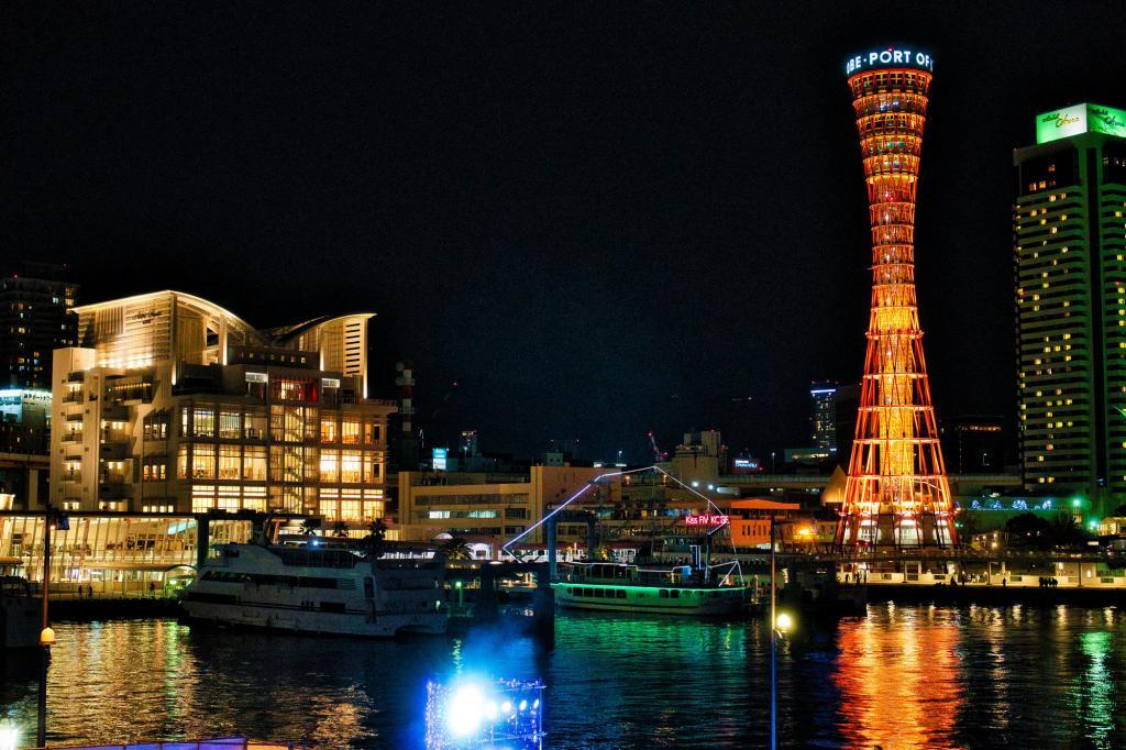 Bild des Hafens von Kobe bei Nacht mit dem Kobe Tower