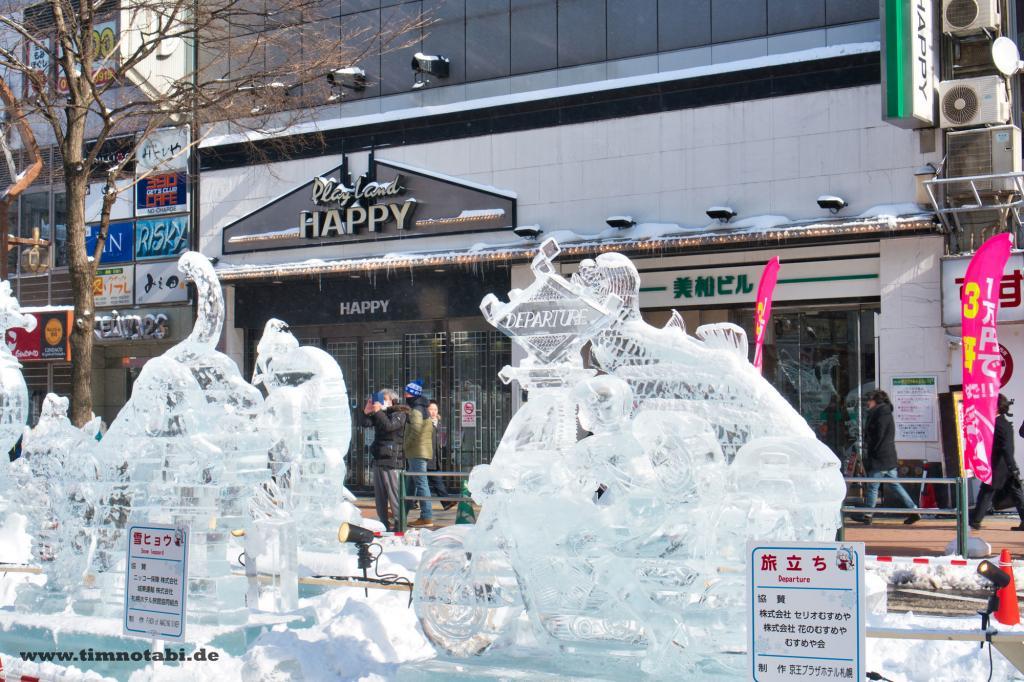 Bild mehrerer Eisskultpuren in Sapporo