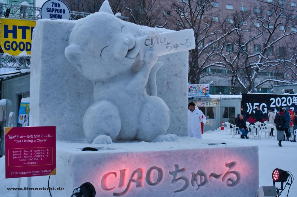 Bild einer Katzen-Schneeskulptur beim Yuki Matsuri von "Ciao Churu"