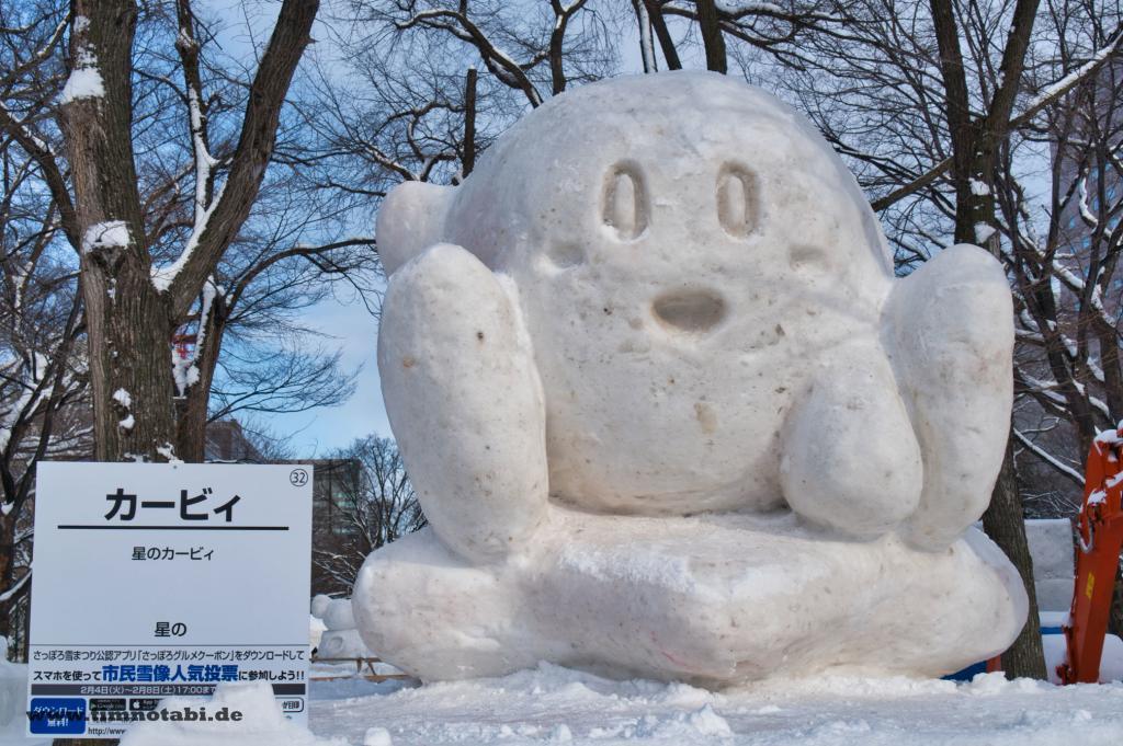 Bild einer Kirby-Schneeskulptur beim Yuki Matsuri