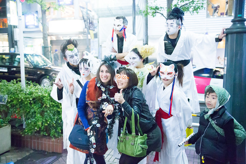 Einige Japaner die in Shibuya feiern