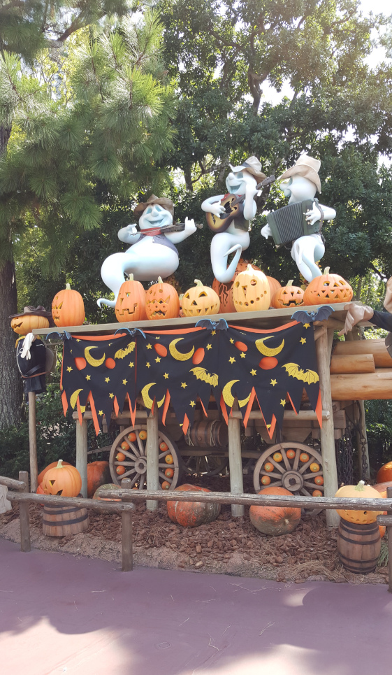Halloween im Disneyland Tokyo Geister und Kürbisse