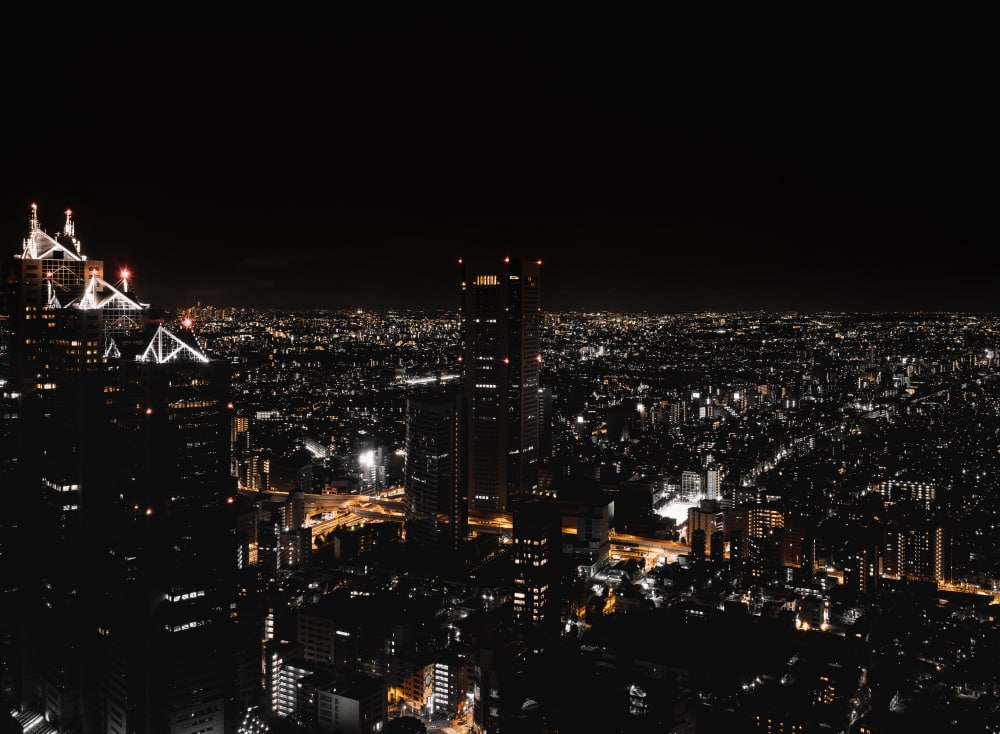Spektakulärer nächtlicher Blick auf Tokio vom Tokyo Government Building mit leuchtenden Wolkenkratzern und beleuchteten Straßen.